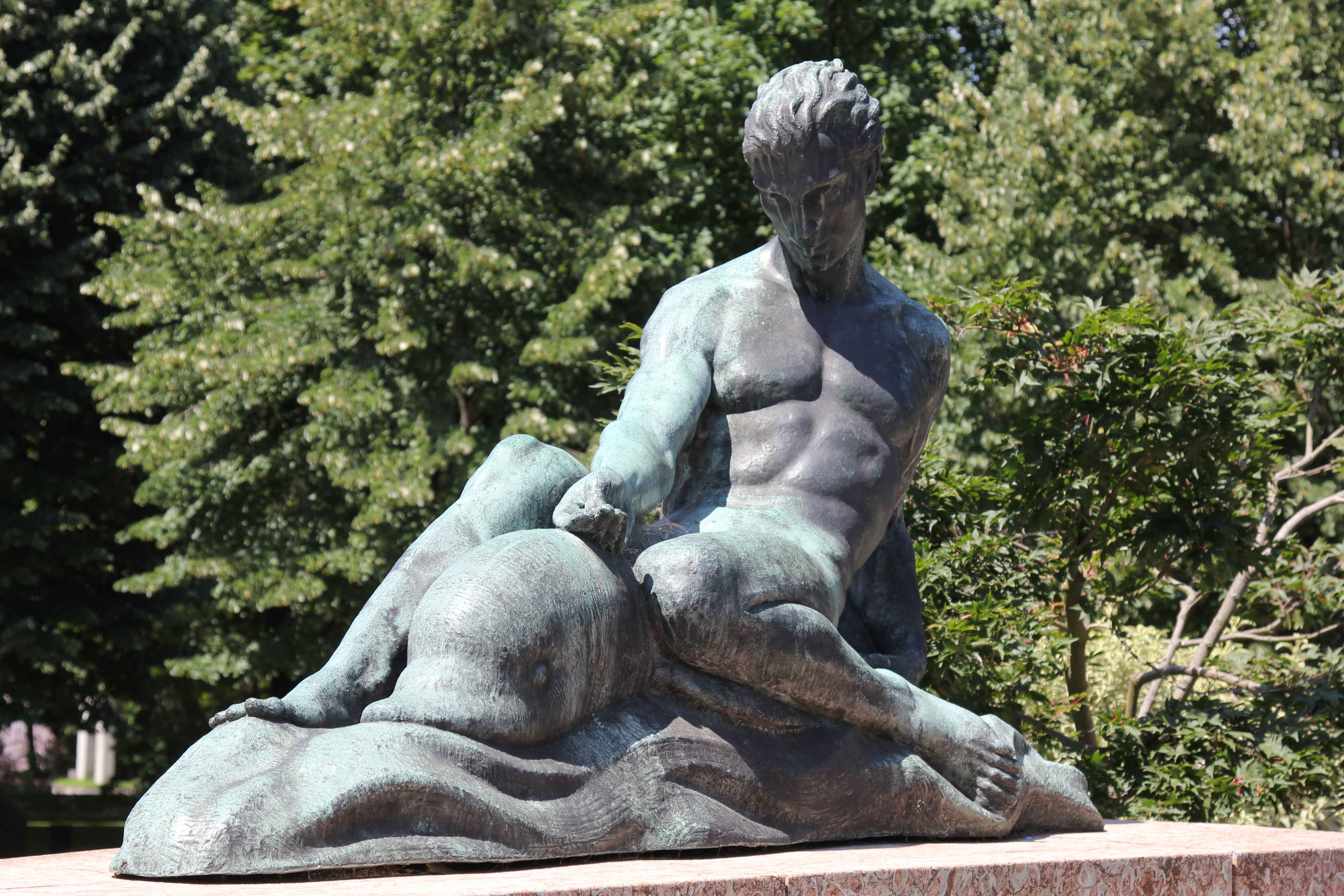 escultura completa neptuno sobre delfin
